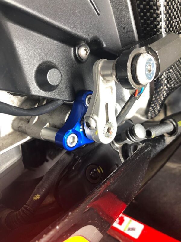 Soporte de cambio Racetorx Aprilia V4 y RSV4 RTX219