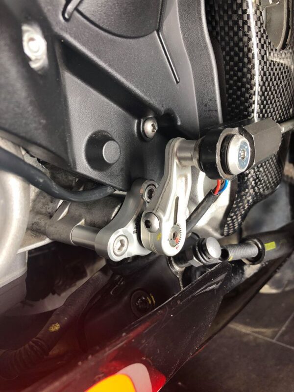 Soporte de cambio Racetorx Aprilia V4 y RSV4 RTX219