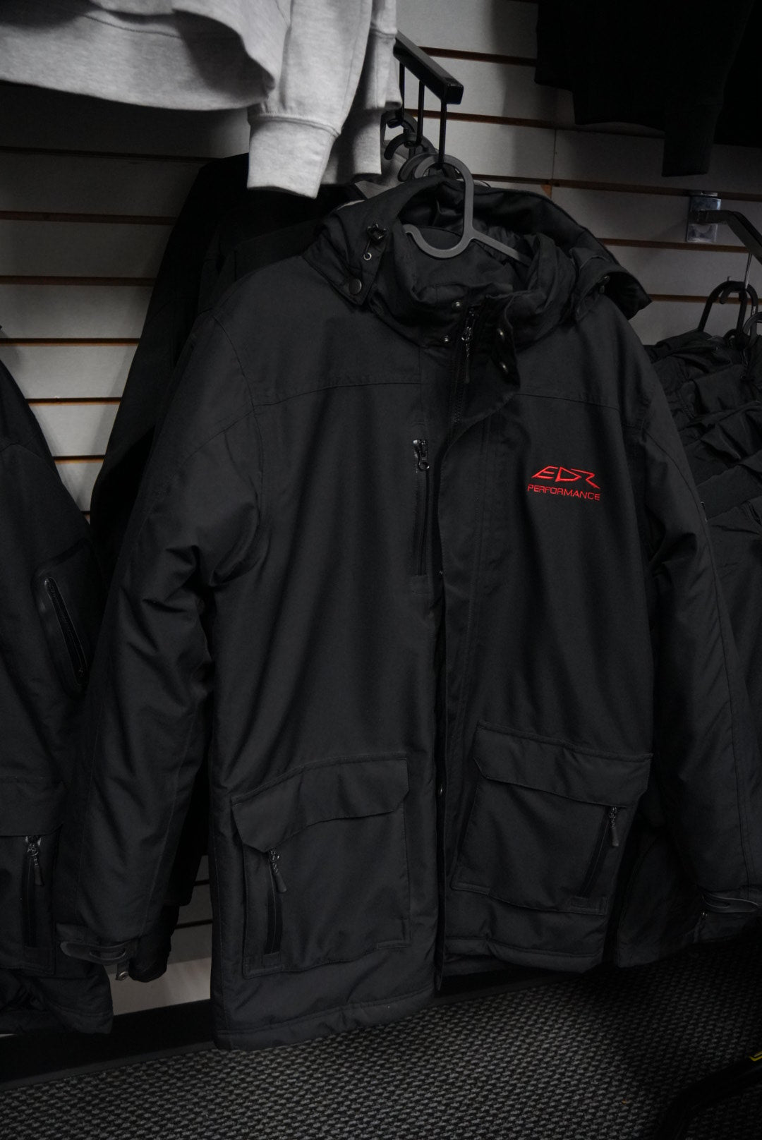 Chaqueta cortavientos con capucha y cremallera EDR Performance en blanco y negro