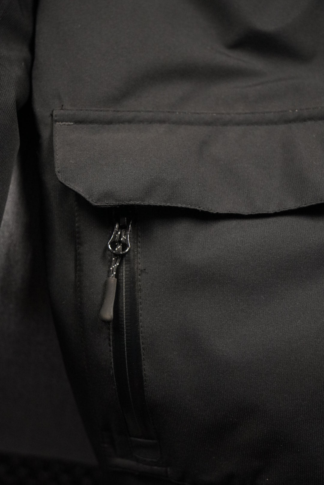 Chaqueta cortavientos con capucha y cremallera EDR Performance en blanco y negro