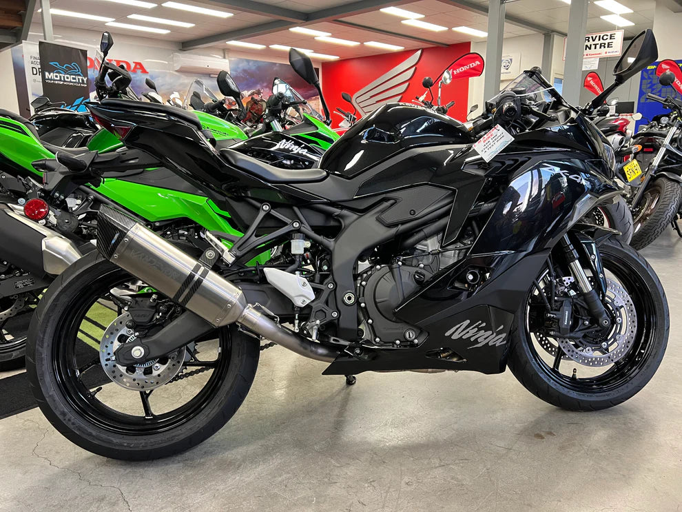 Sistema de escape de competición de titanio con montaje lateral Vandemon Performance para Kawasaki ZX-4RR