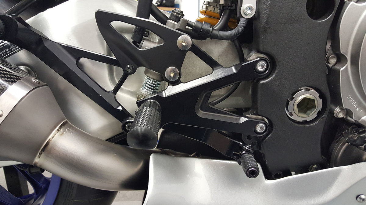 Reposapiés traseros fijos Graves Motorsports Yamaha R1 2015-2023