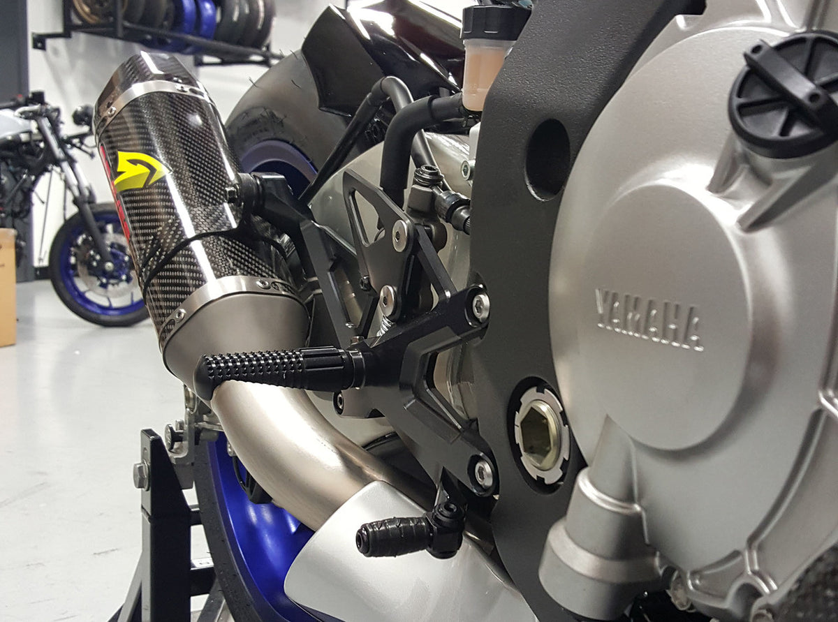 Reposapiés traseros fijos Graves Motorsports Yamaha R1 2015-2023