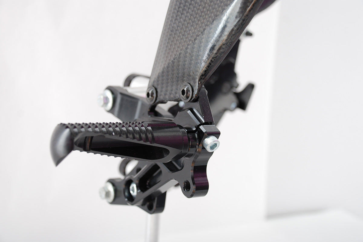 Reposapiés traseros ajustables Graves Motorsports para Yamaha R6 (2006-2022)