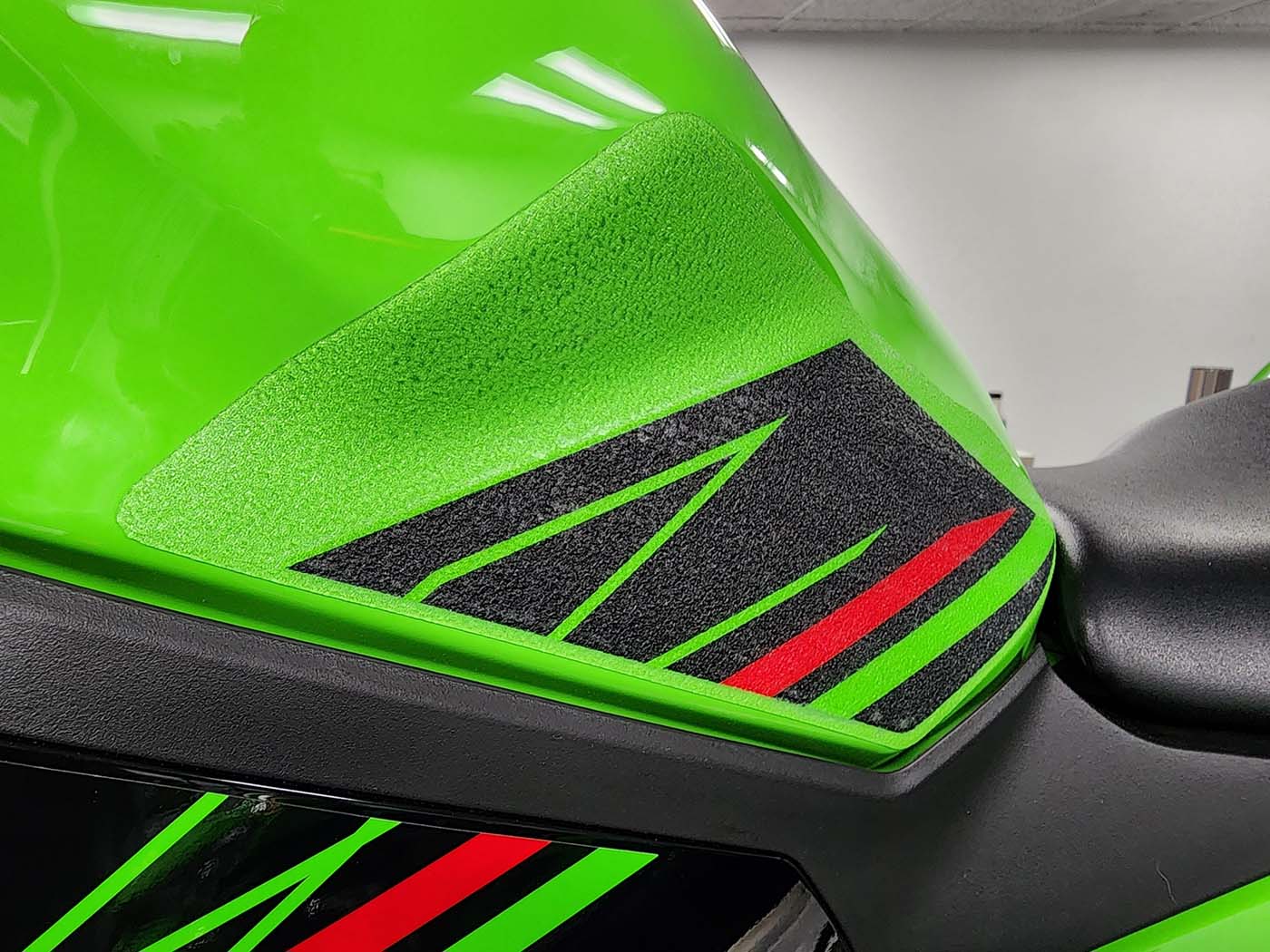 Kawasaki ZX-4RR Tank Grip – EDR Performance