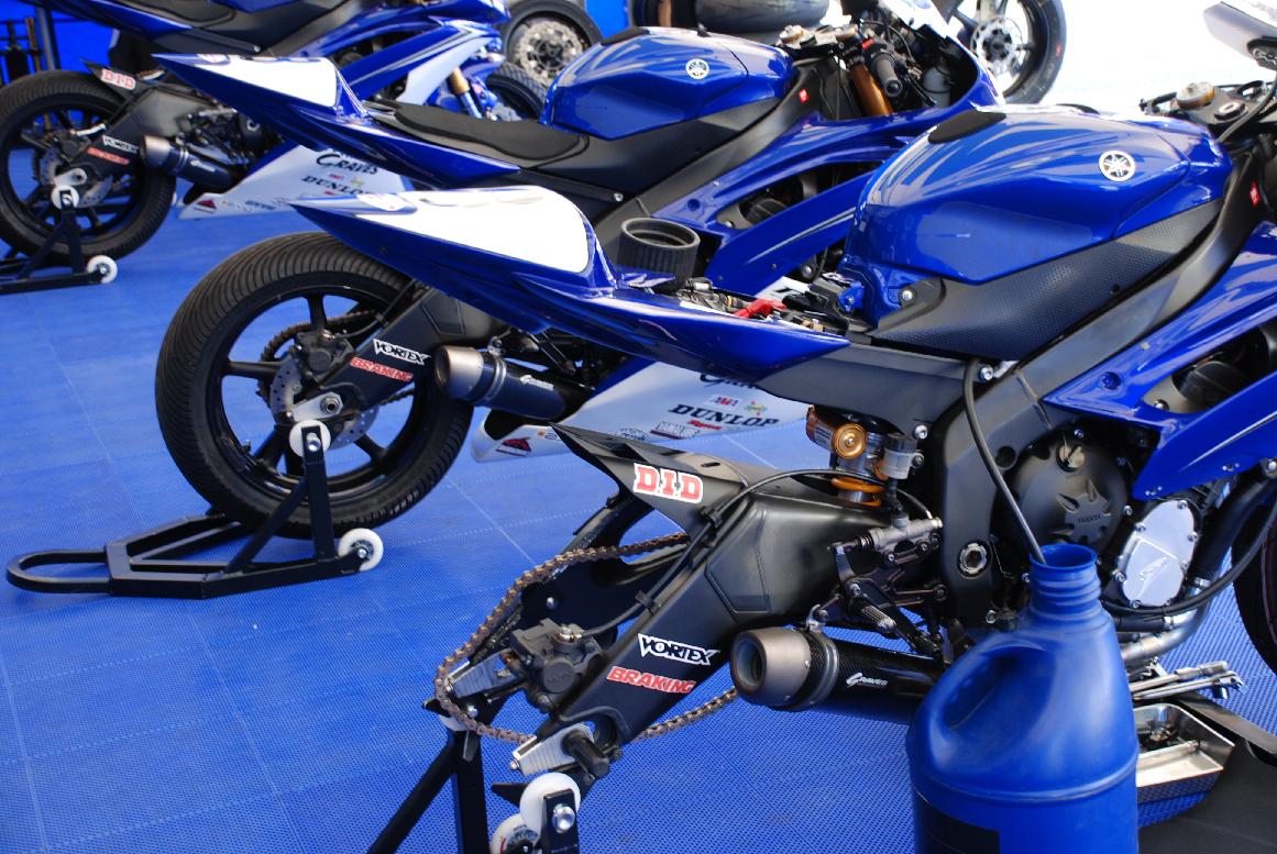 Reposapiés traseros fijos Graves Motorsports Yamaha R6 WORKS