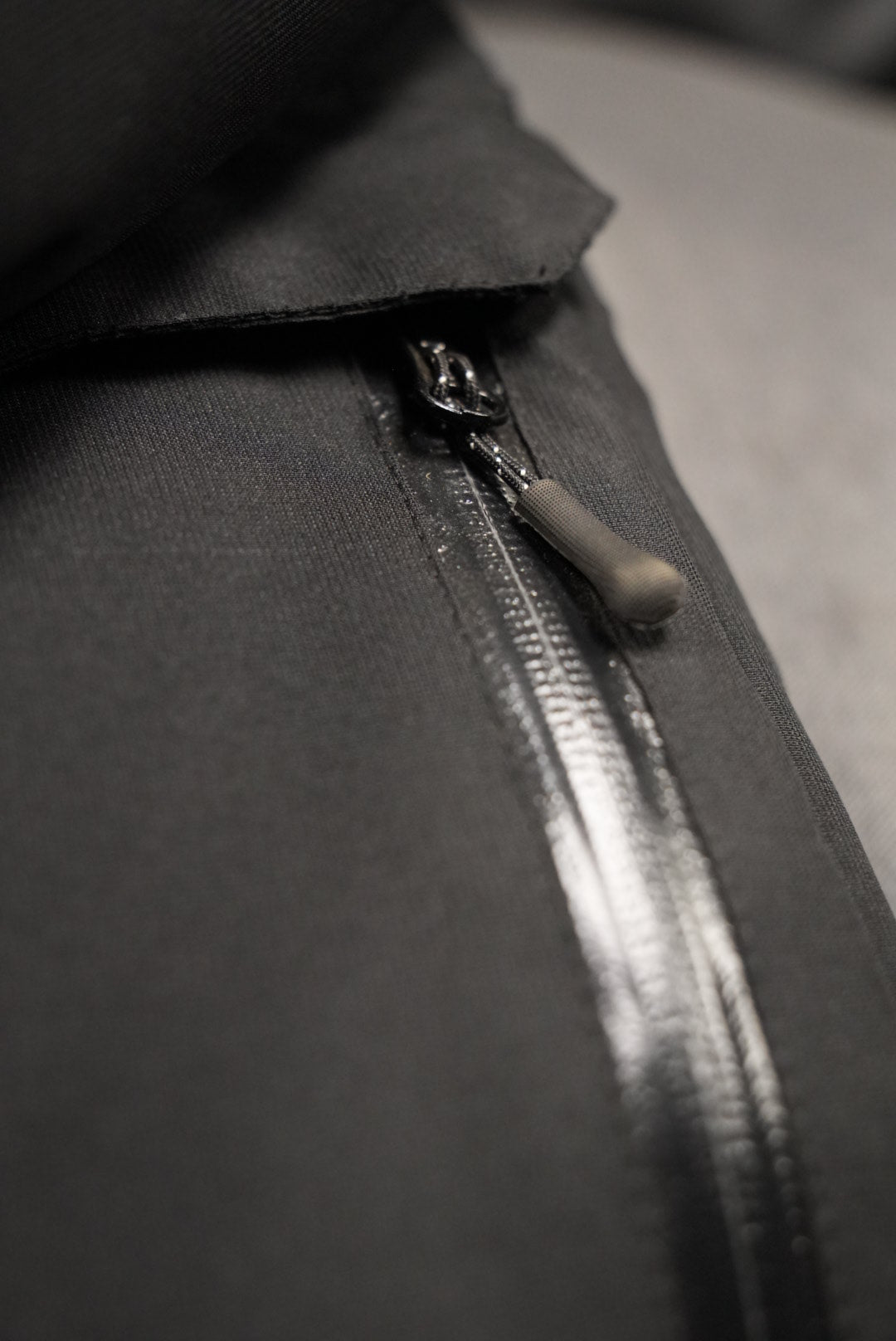 Chaqueta cortavientos con capucha y cremallera EDR Performance en blanco y negro