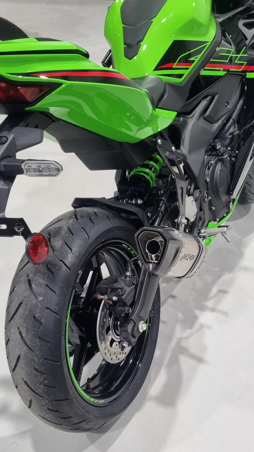 Sistema de escape de competición de titanio con montaje lateral Vandemon Performance para Kawasaki ZX-4RR