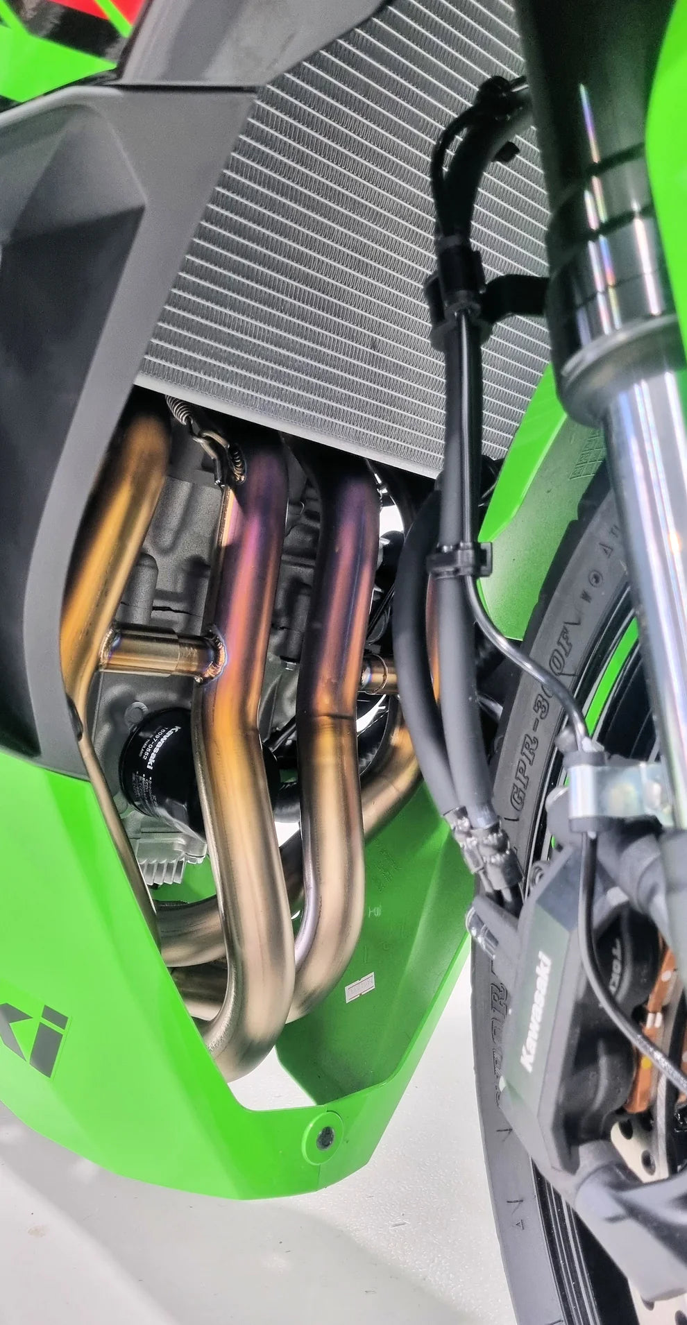 Sistema de escape de competición de titanio con montaje lateral Vandemon Performance para Kawasaki ZX-4RR