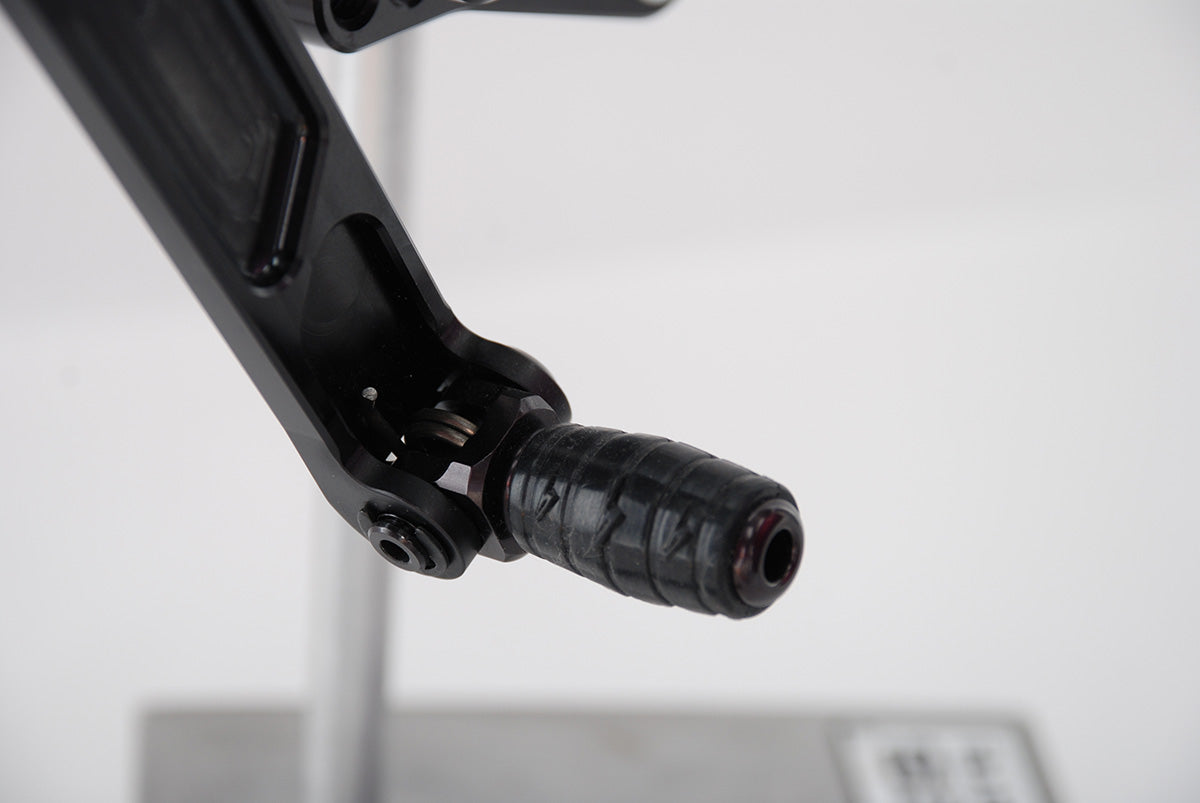 Reposapiés traseros ajustables Graves Motorsports para Yamaha R6 (2006-2022) 