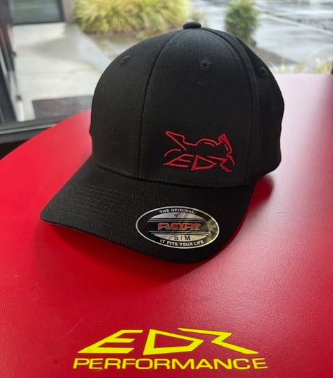 Gorra EDR Performance negra y flexible con logotipo rojo liso