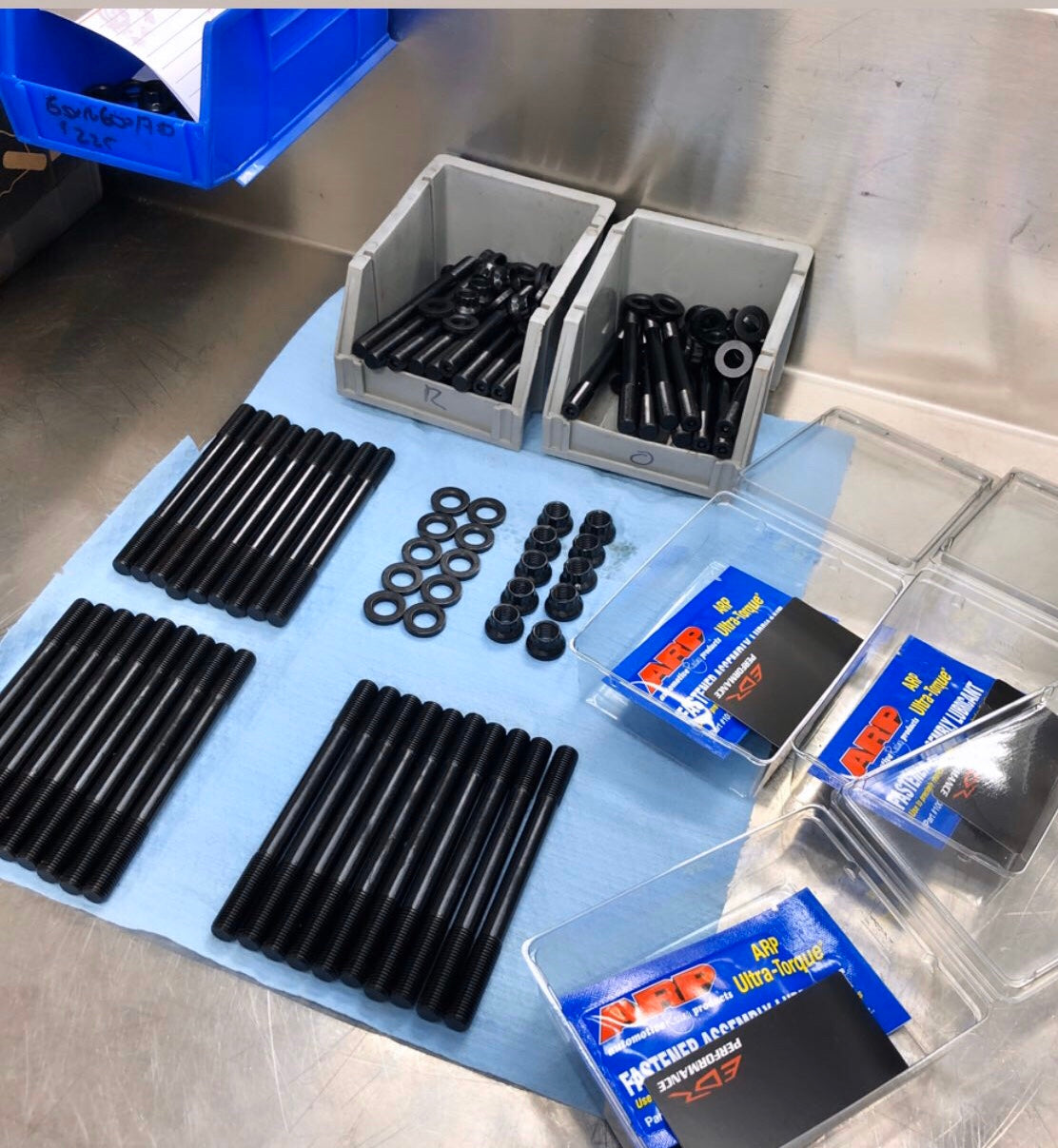 Kit de pernos y espárragos del cárter y cojinete principal EDR Performance para R1/R1M/R1S 2015-2024 que contiene 59 piezas 